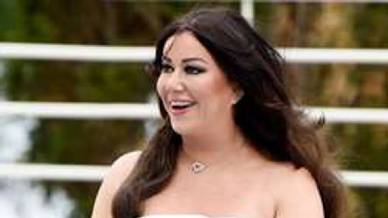 Egy szál bugyiban napfürdőzött a kerekded celeb