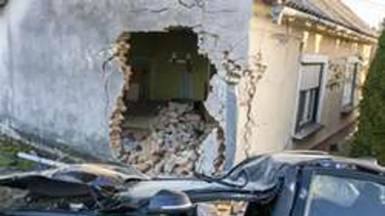 Brutális képek: bedöntötte a zalai ház egyik falát az autó