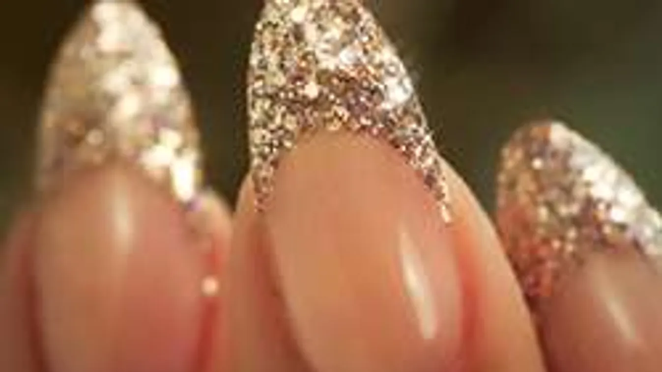 Ezt az álomszép, ragyogó manikűrt készítsd el szilveszter éjjelére