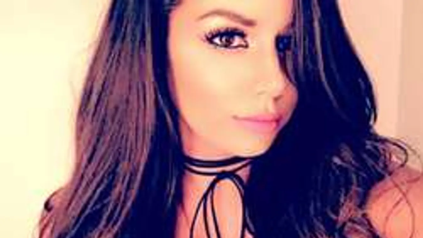 Apró mikulásruhában feszít a csodás mellű szurkolólány