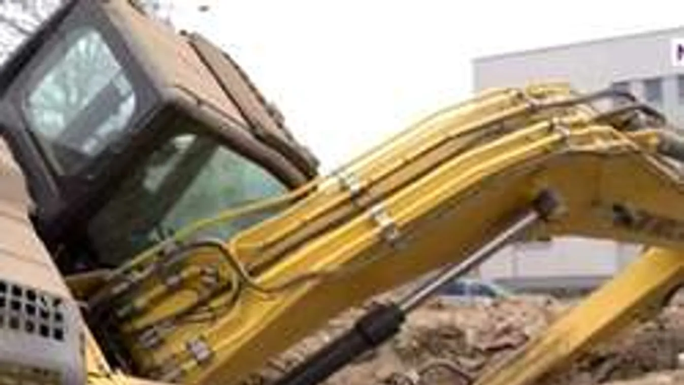 Összeomlott egy nyíregyházi épület a munkagép alatt