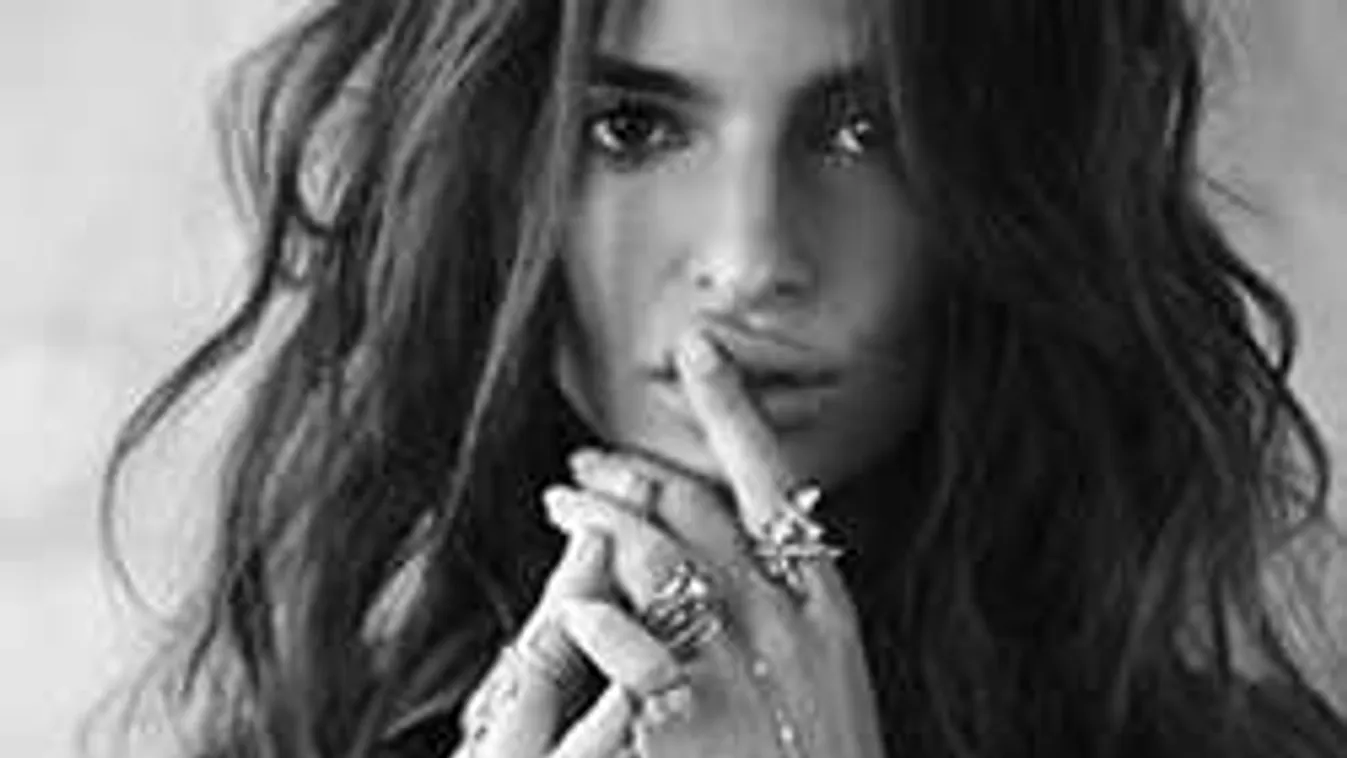 Nem rejtegeti hatalmas melleit a bombázó szépség