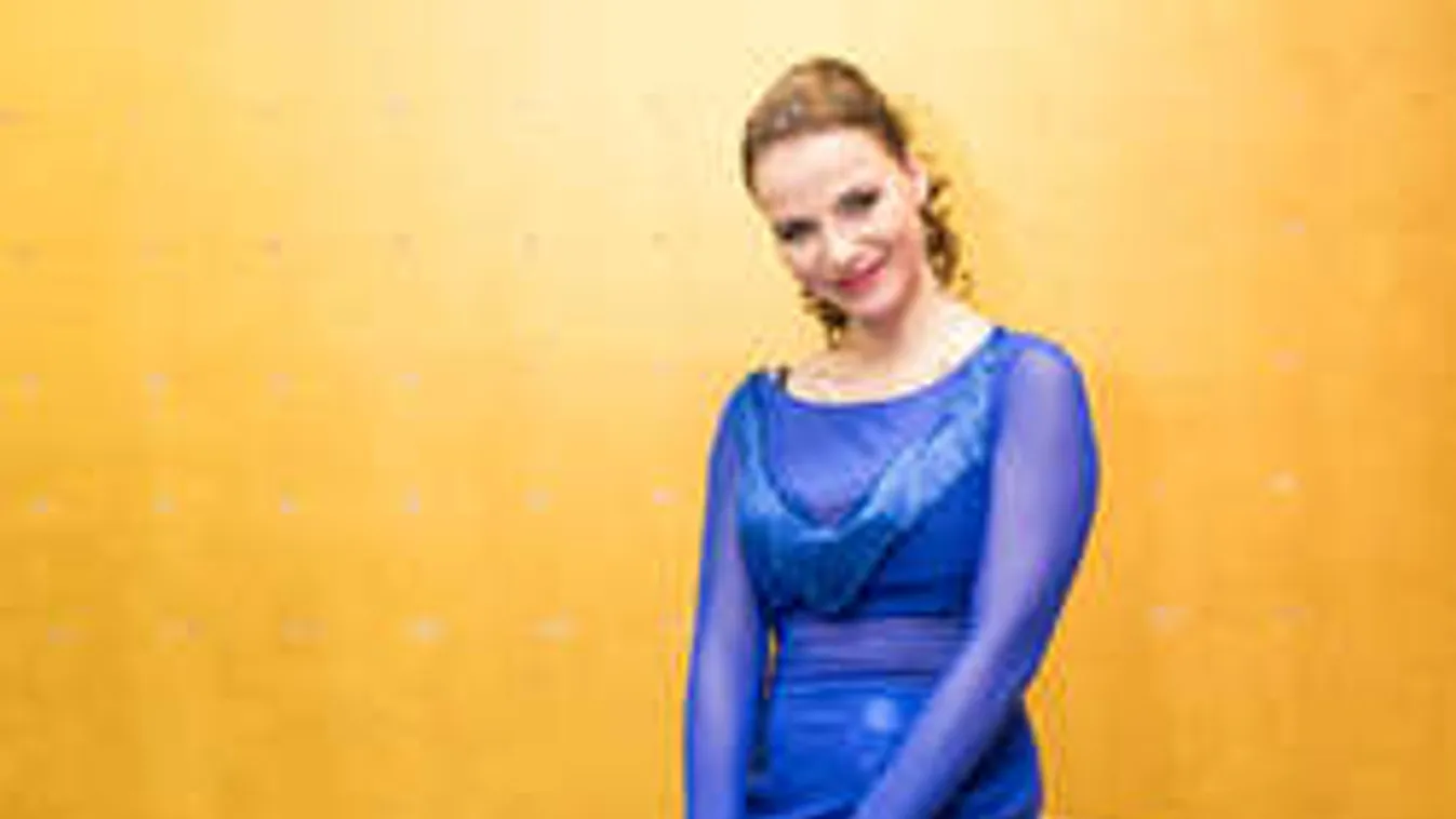 A NOX énekesnőjének vallomása a szülés nehézségeiről