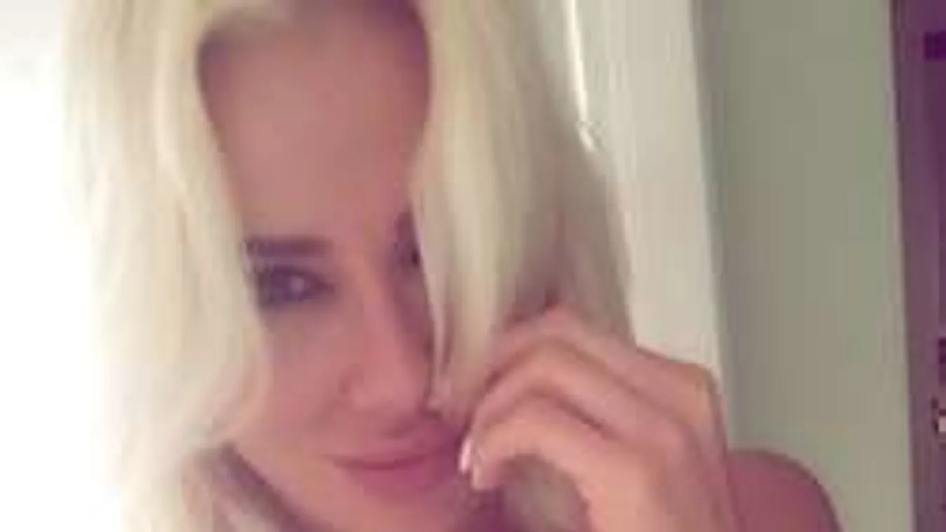 Habok közt kényezteti csodálatos melleit a bombatestű szurkoló