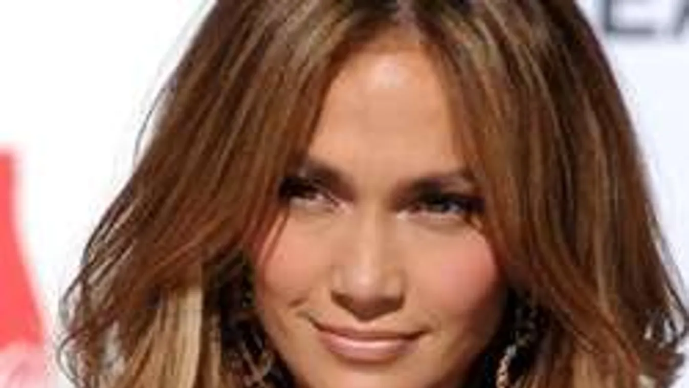 17 évvel fiatalabb kollégájával bukott le a kétgyerekes énekesnő