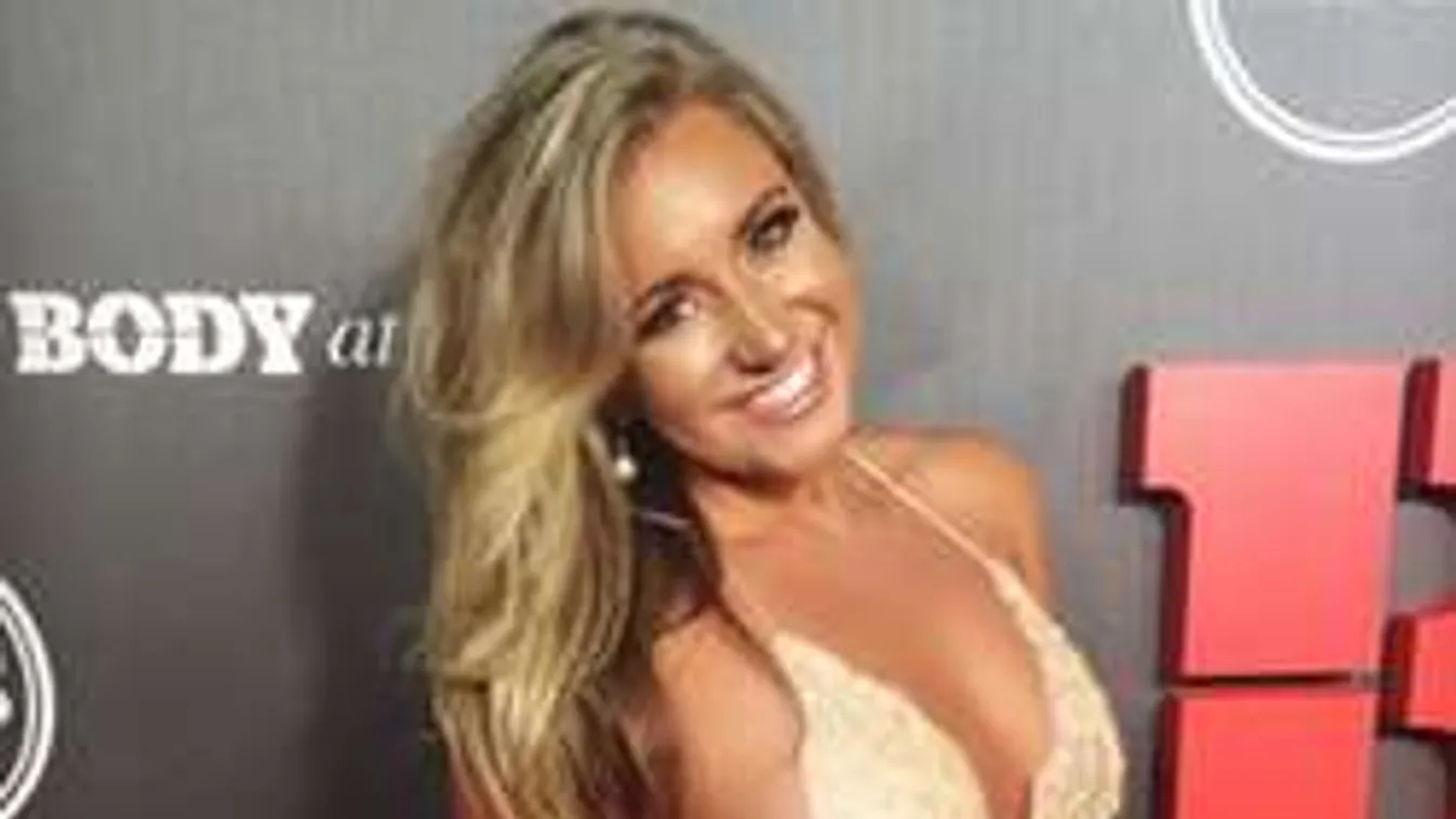 Hatalmas pucér melleinél fogja a meredező eszközt a golfozólány