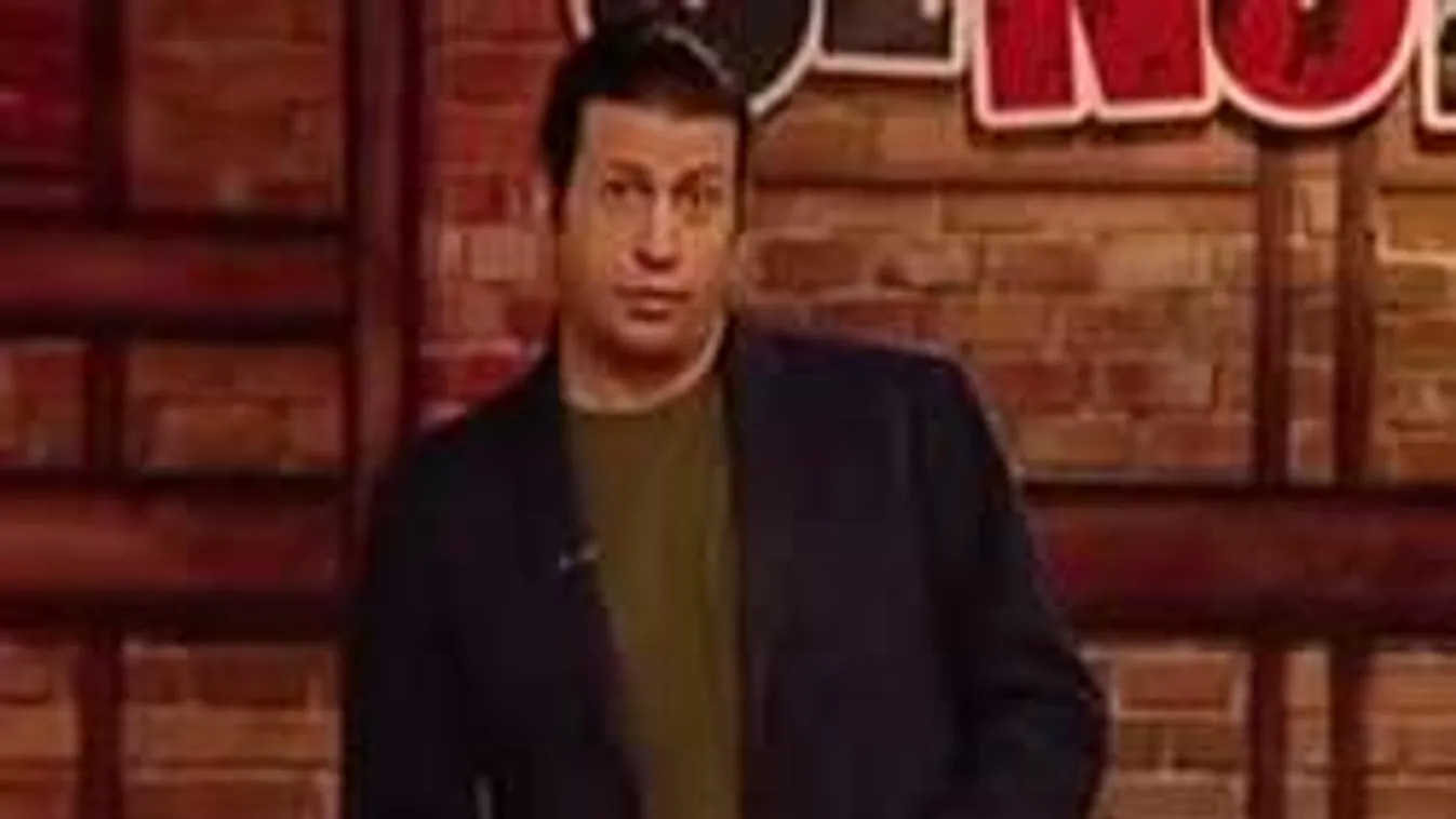 Õrjöngött Puzsér, a mikrofont is a közönséghez vágta