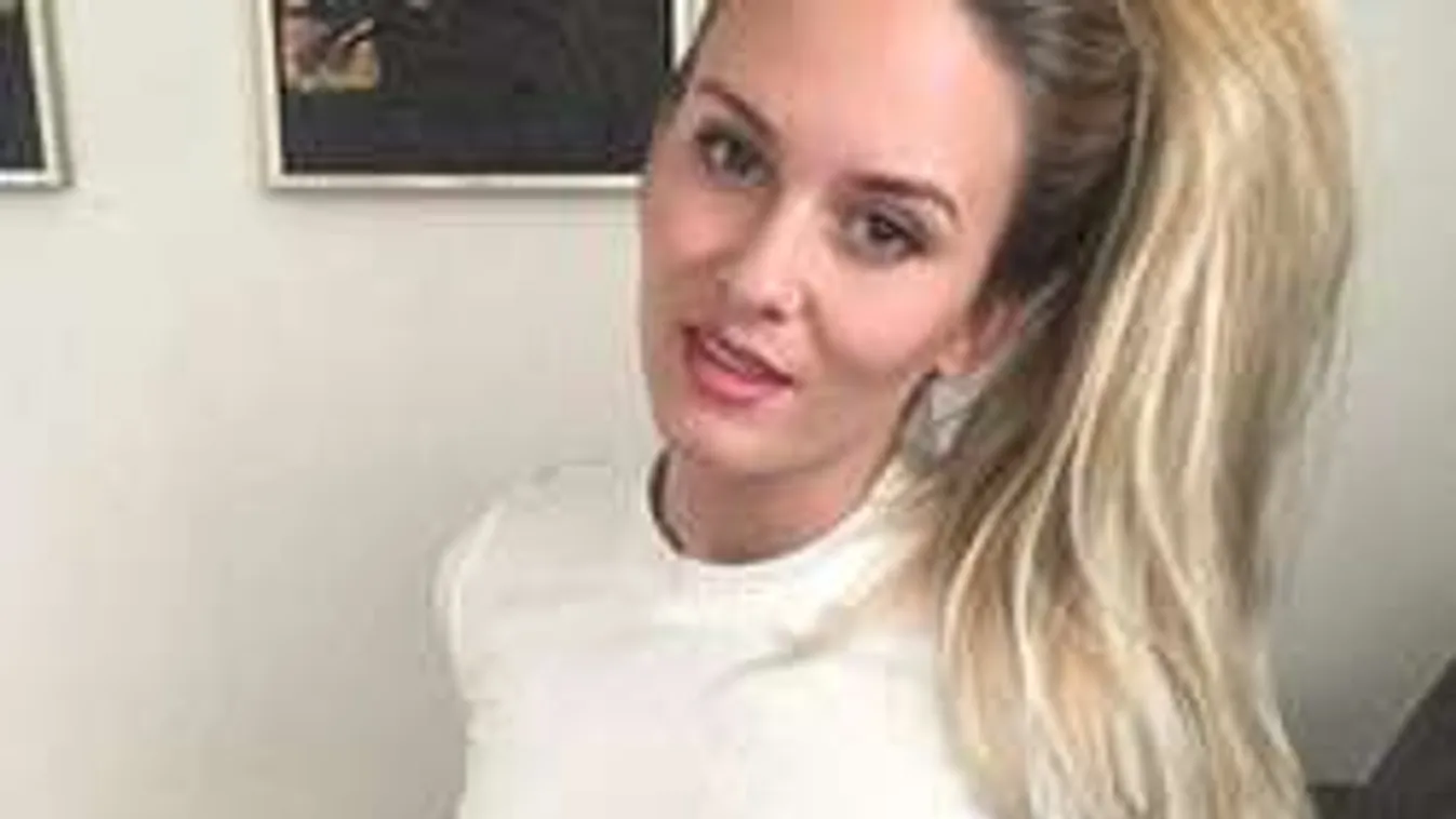 Simogatja a képernyőd a tetovált bombázó hatalmas melle