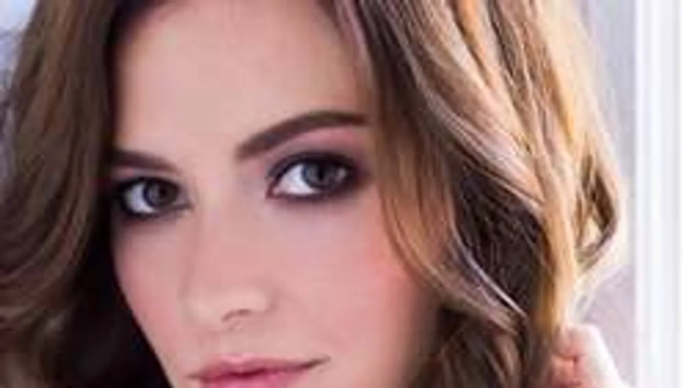 Szexi képpel promózza legújabb klipjét Lola