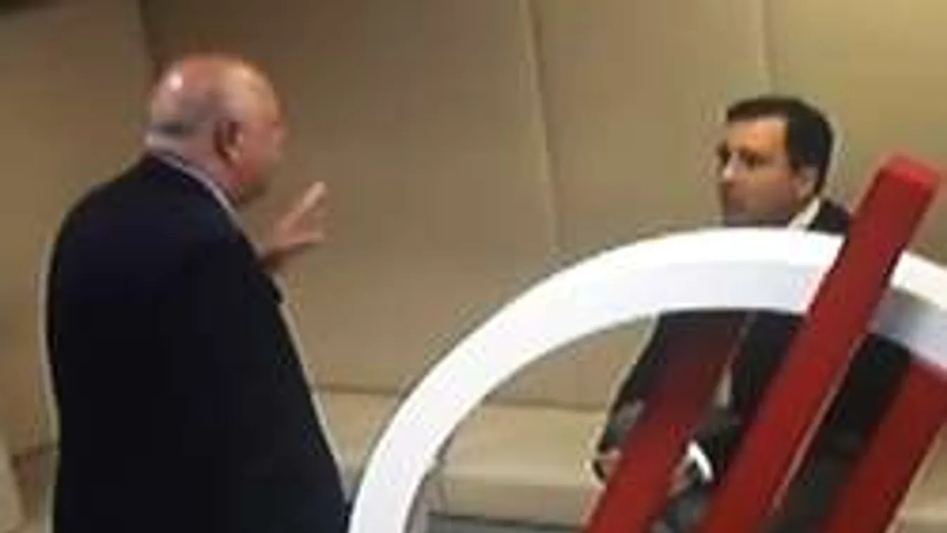 Balhé a magyar tévéstúdióban: keményen dúl a bokszháború