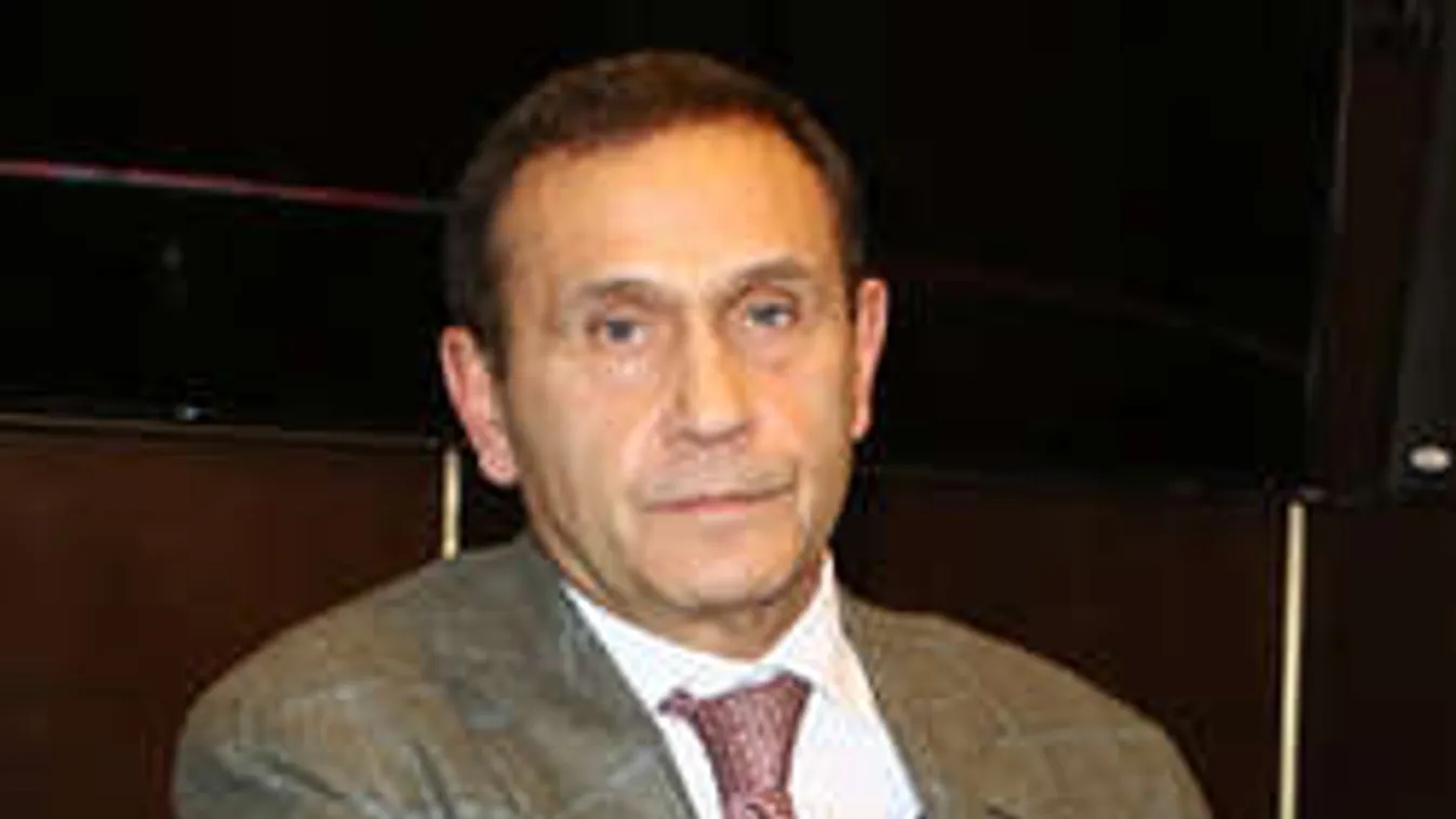 Gyárfás Tamásra szükség van, társelnök marad