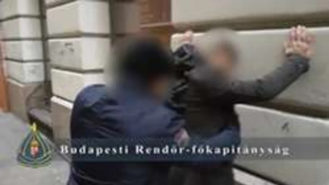 Gimnazista lányokat riogatott nemi szervével a pesti szatír - Videó