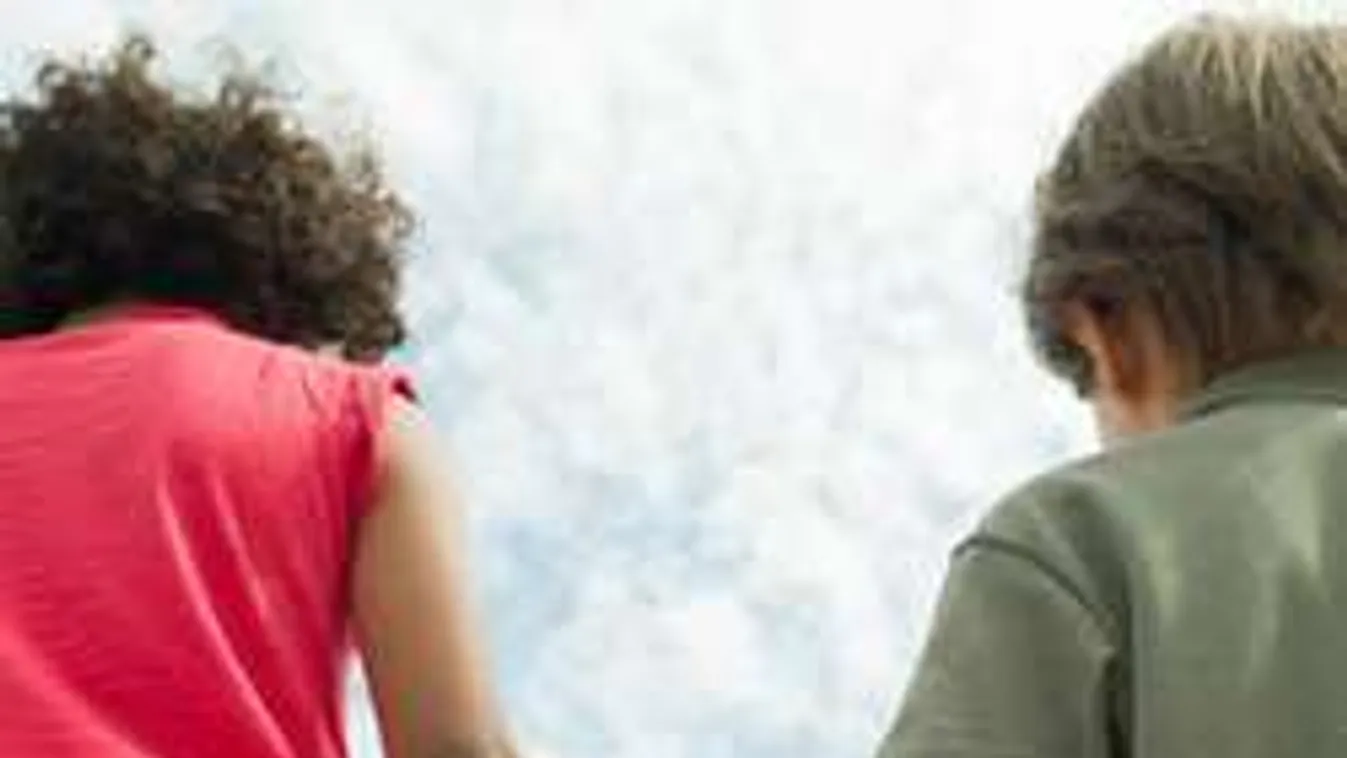 Anyjuk holtteste mellett éheztek a gyerekek