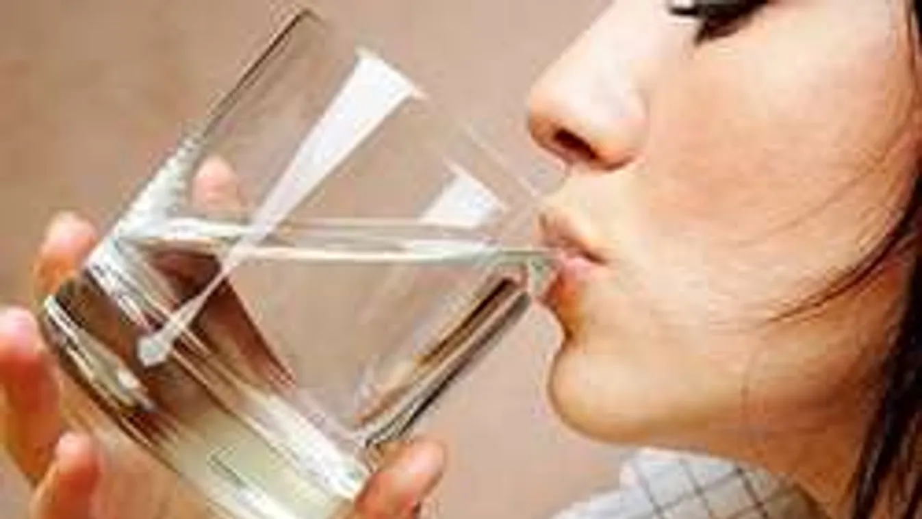 Itt a bizonyíték: napi 8 pohár víz így segíti a fogyást