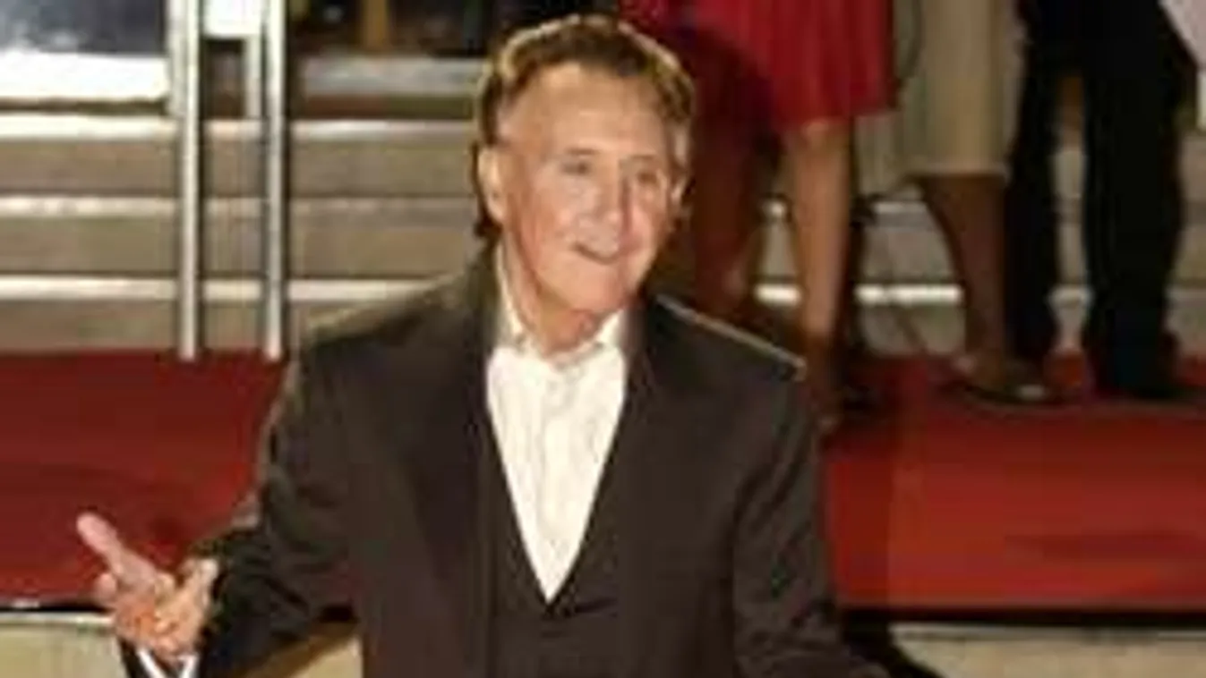 Felfegyverkezett migránsok támadtak a sztárénekesre