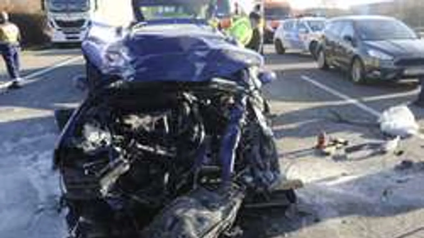 Borzalmas fotók az M1-es autópályán történt tömegkarambolról