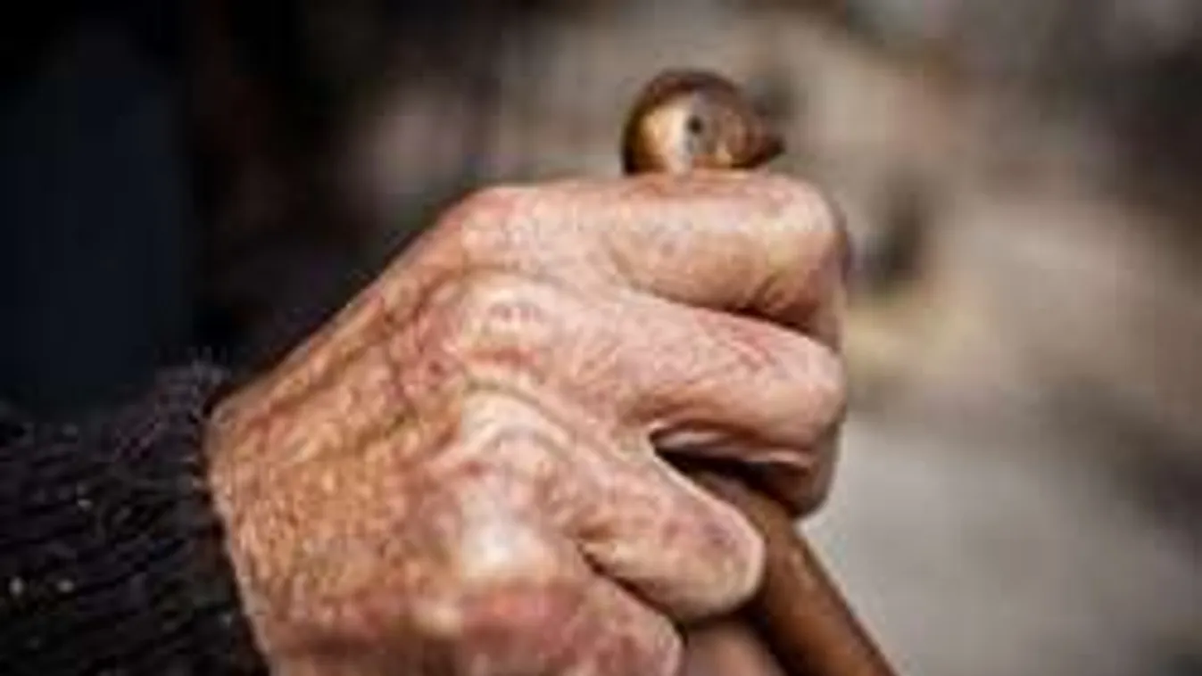 Rágerjedt idős mostohaanyja melleire a politikus