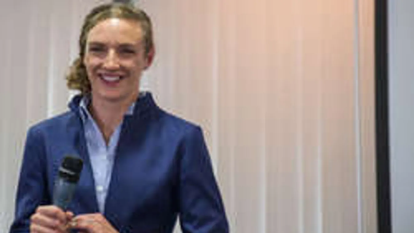 Megdöbbentő irodai viselet Hosszú Katinkától - Fotó