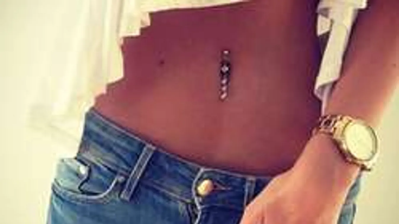 Új őrület, ezért illatosítják a köldöküket a nők!