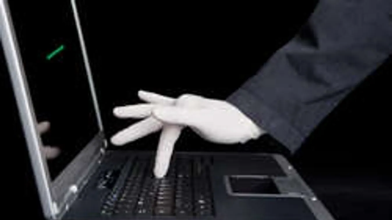 Õrült zsarolót szedett össze a Facebookon a tinilány