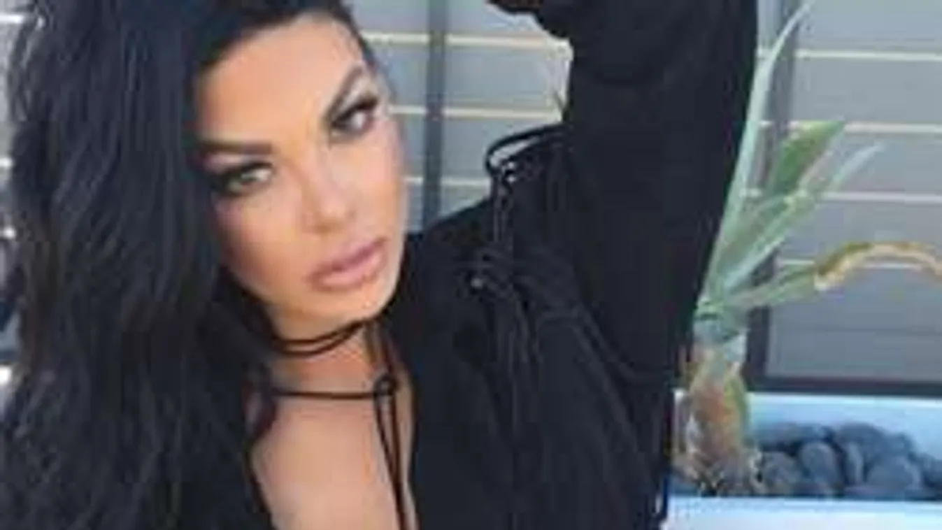 Felfedte csodás melleit a káprázatos szépség