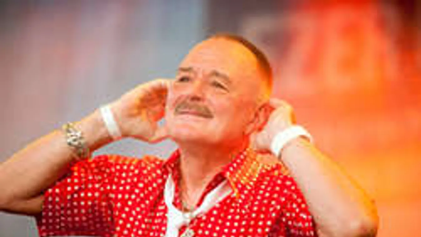 Így nézett ki 22 éve a népszerű magyar énekes: Te felismered?