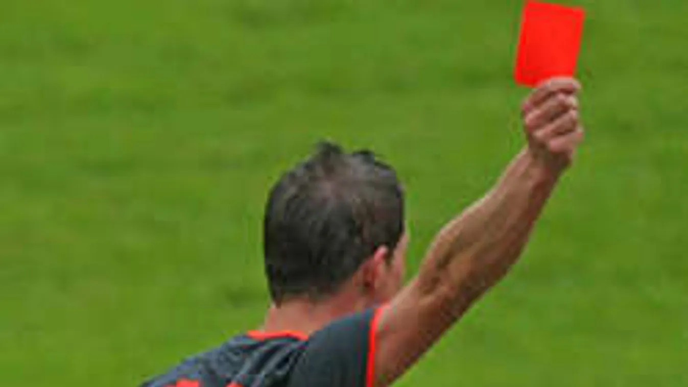 Röhejes tévedés Stieberék meccsén: nagyot égett a bíró