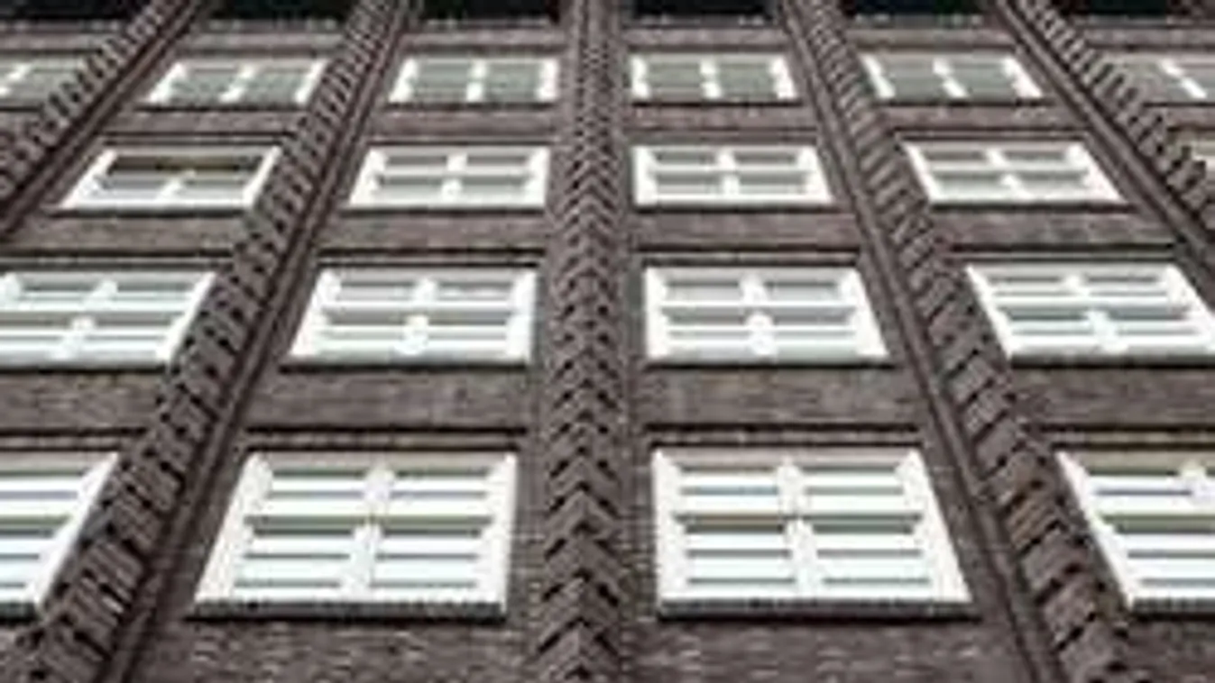 Tragédia: szörnyethalt a magyar néni, mert kizuhant az ablakon