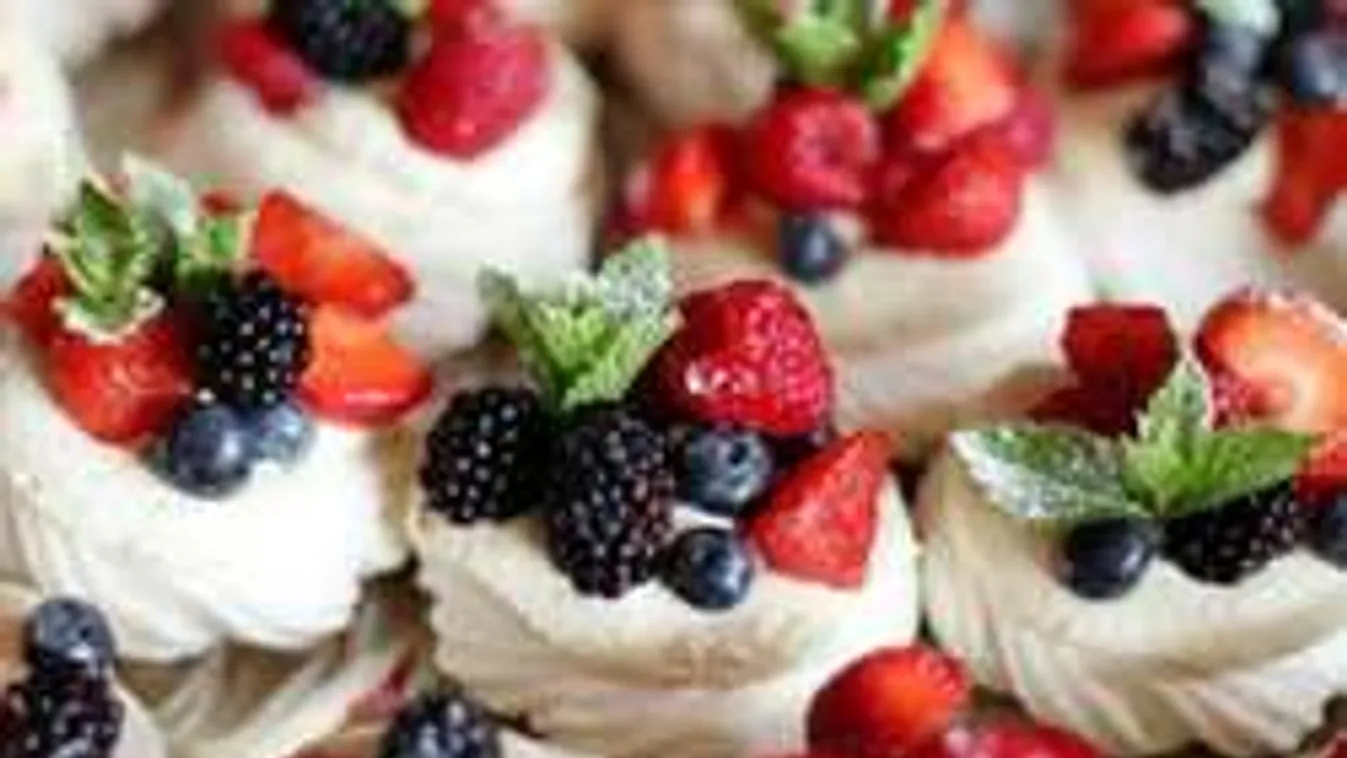 A legszebb karácsonyi süti: gyümölcsös habcsókkosár