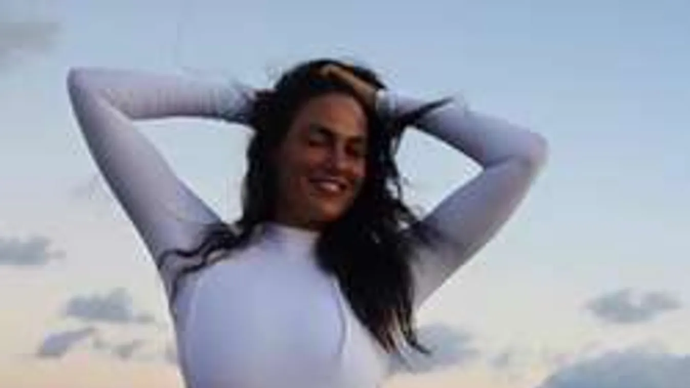 Keményen bevág a tanga a szexi modell kerek fenekébe