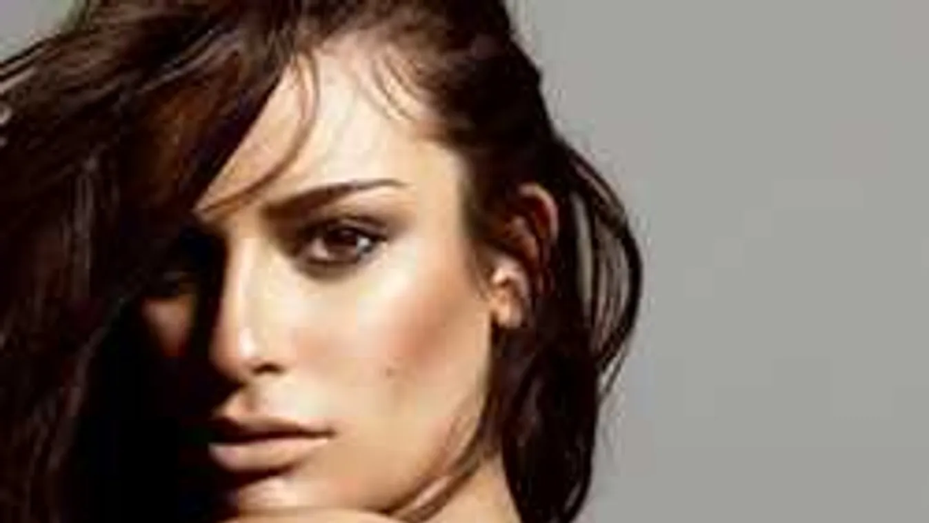 Meztelenül szelfizett az ágyában a népszerű énekesnő!