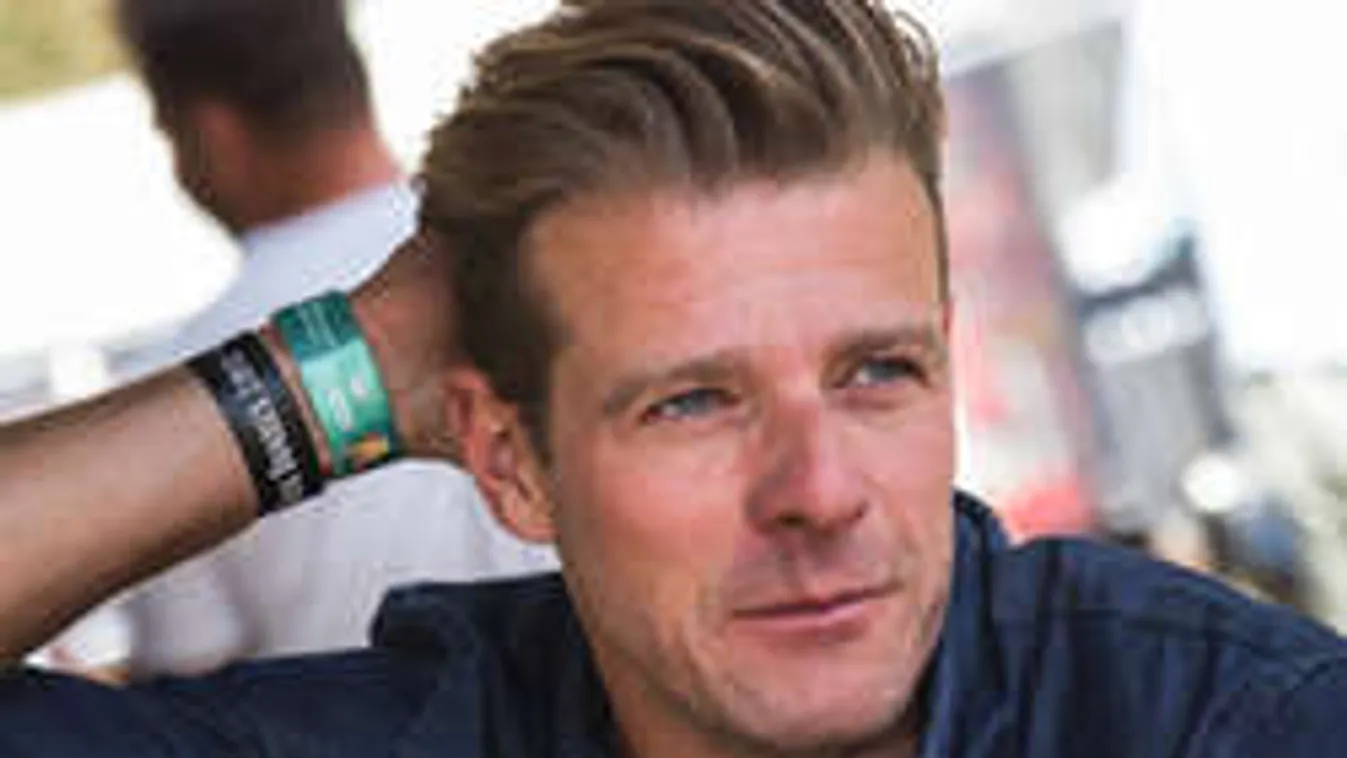 Lebukott: Gyönyörű, fiatal nővel kavar a magyar sztárszínész