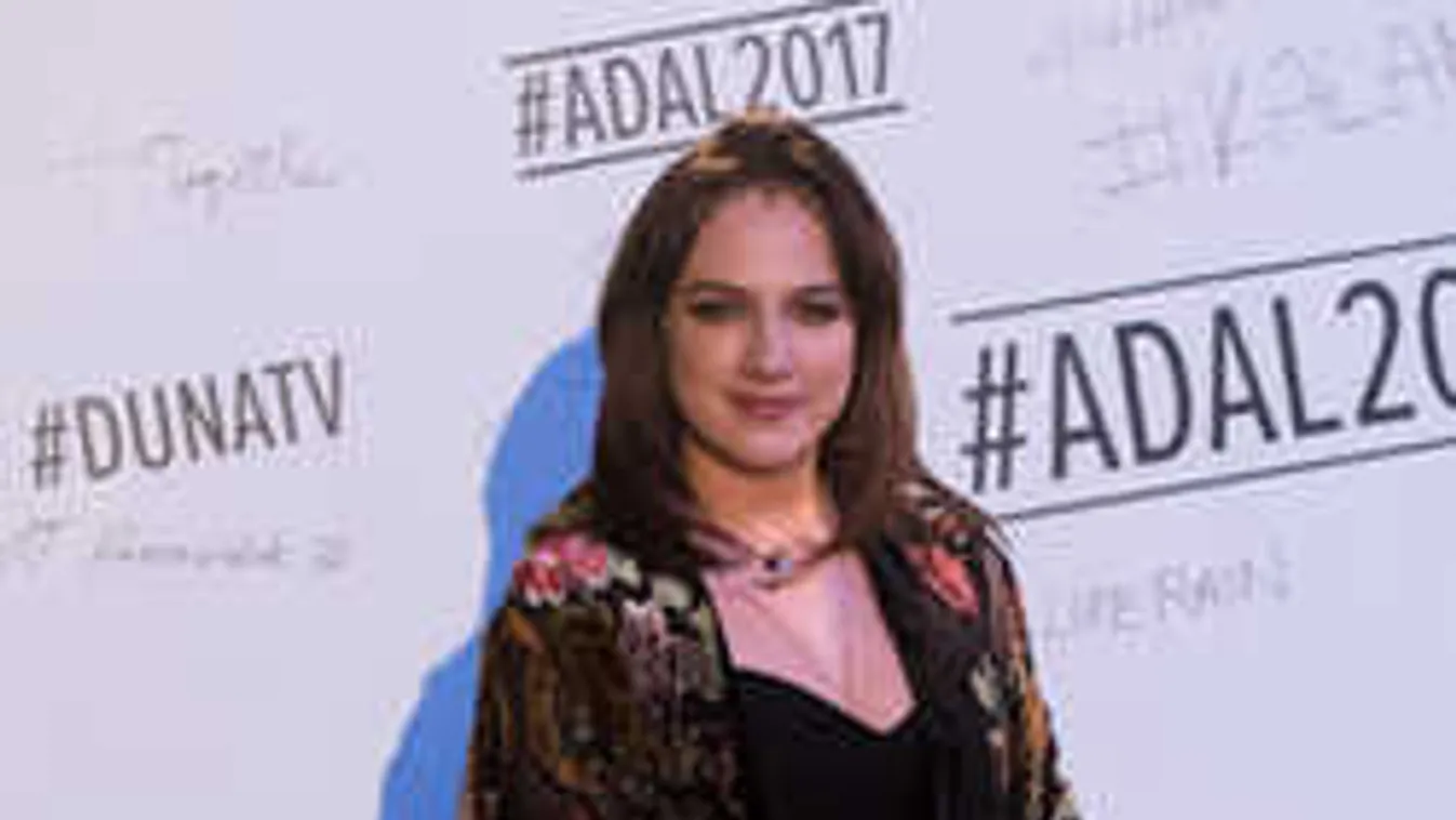 Nézd meg te is a meztelenül pancsoló Tóth Gabit