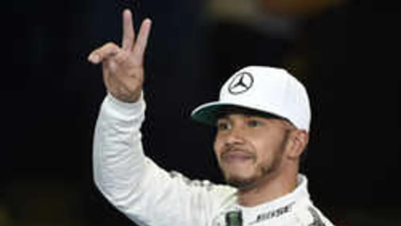 Szexi vadmacska karmaiba került Hamilton, mit szól ehhez Palvin Barbi?