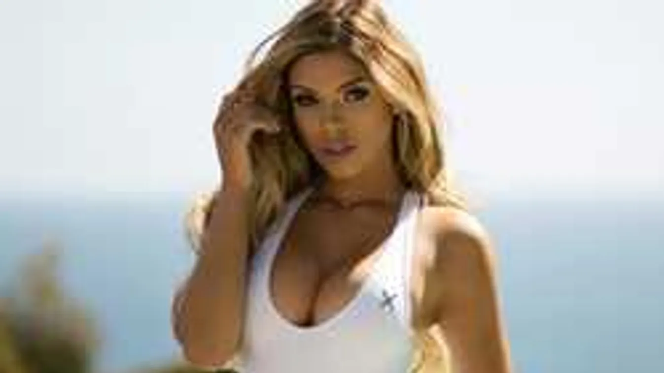 Meztelenül fetreng a nagy mellű színésznő