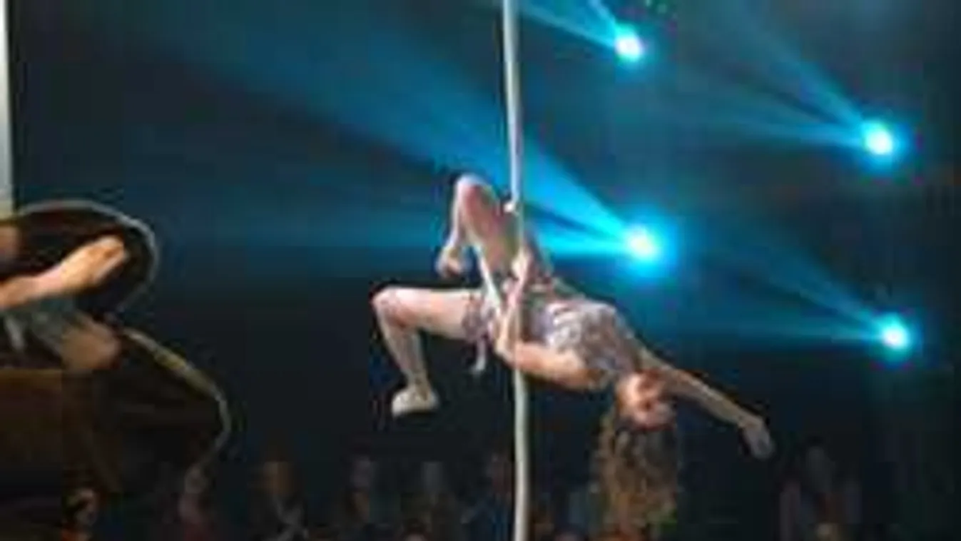 Szexi artistákkal bolondították meg a majomruhás énekesek produkcióját