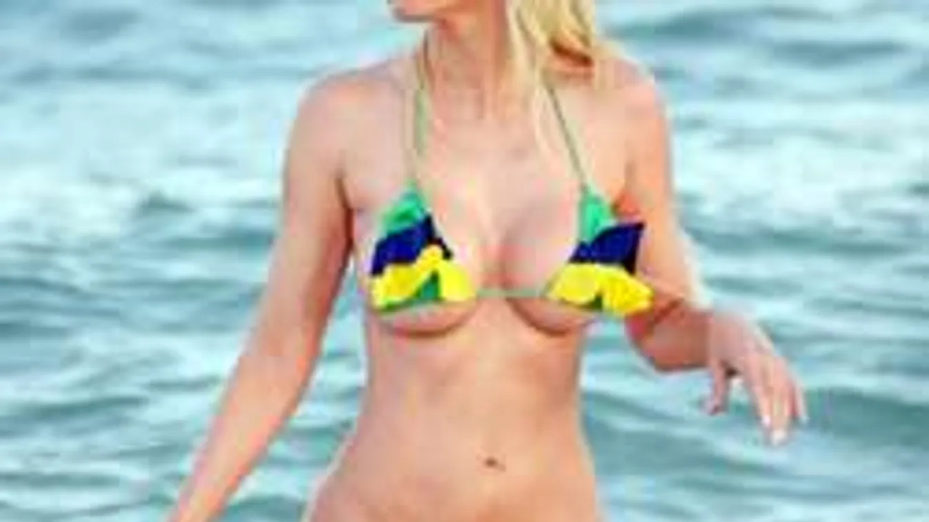 Meztelenül pezsgőzött a dögös brazil modell