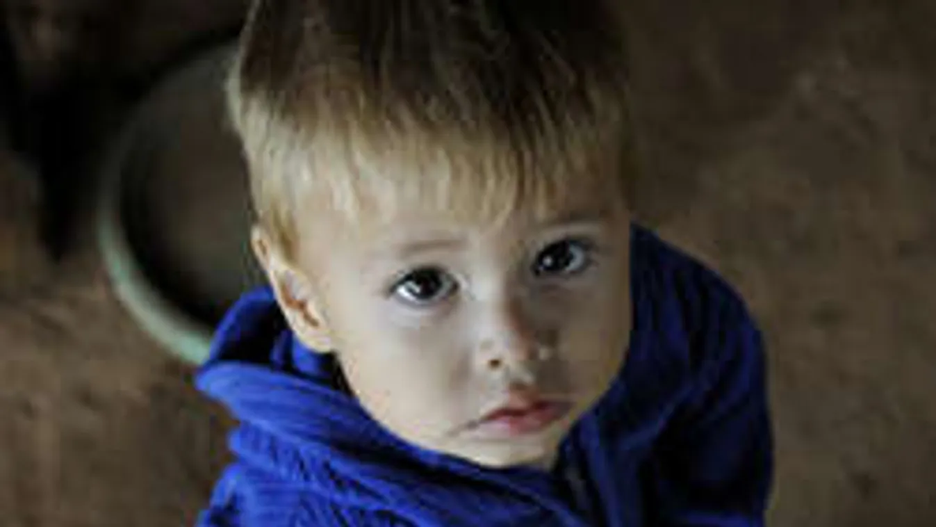 Éheztették, ürülékben tartották apró gyerekeiket a szörnyeteg szülők