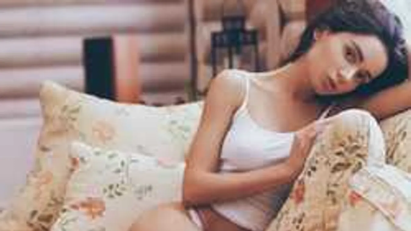 Vadító pózokban terpeszt a pucérkodó jóga tündér