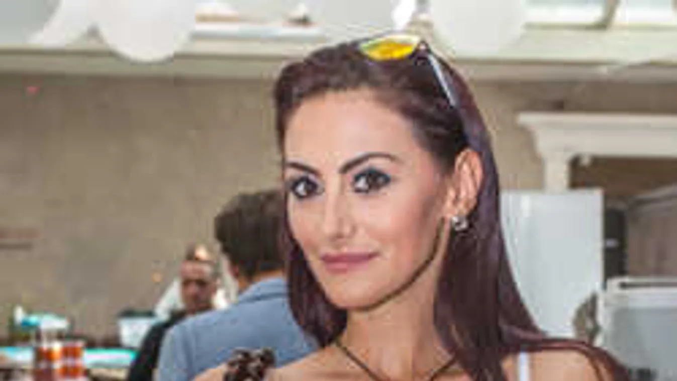 Kiszúrja a szemedet a magyar szexbomba álló mellbimbója