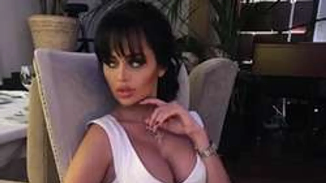 Köntösben meztelenkedik a brutál testű kebelcsoda