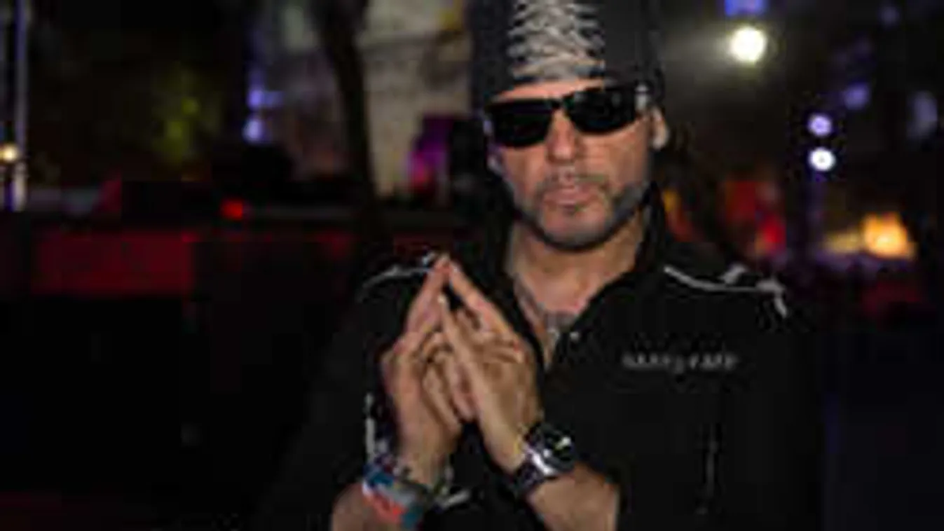 Durva lehúzás megy Kozso teaházában