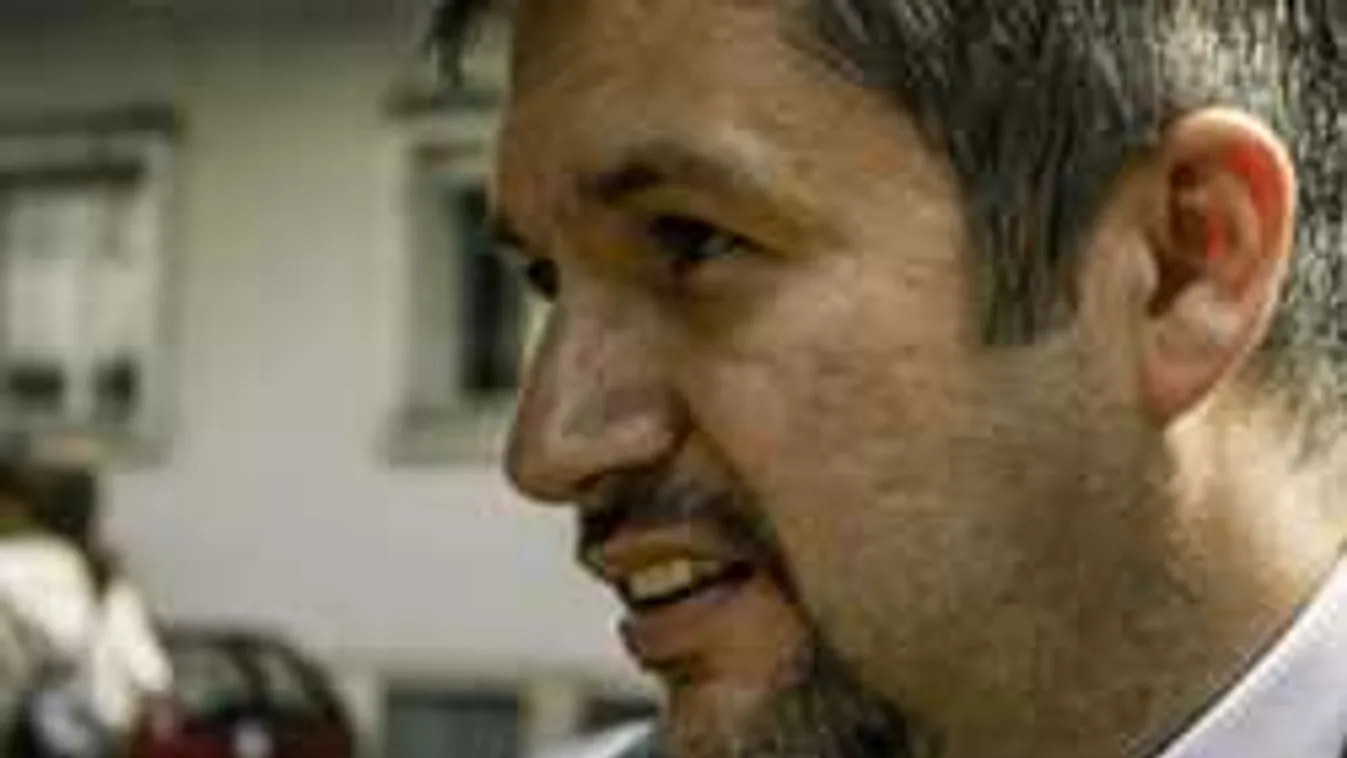 Utcára akarja kényszeríteni idős szomszédját a neves magyar politikus, még a vizet is elzárta