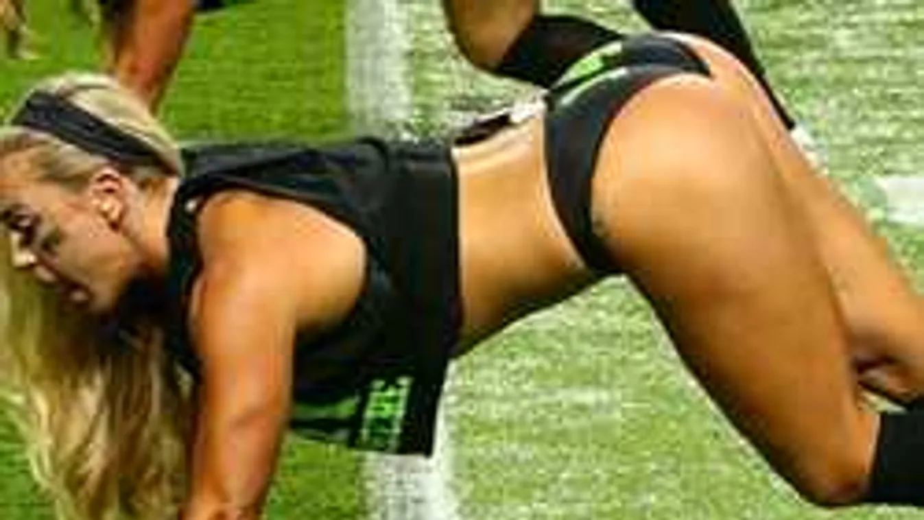 Szexi mezben villantanak popót a női focisták