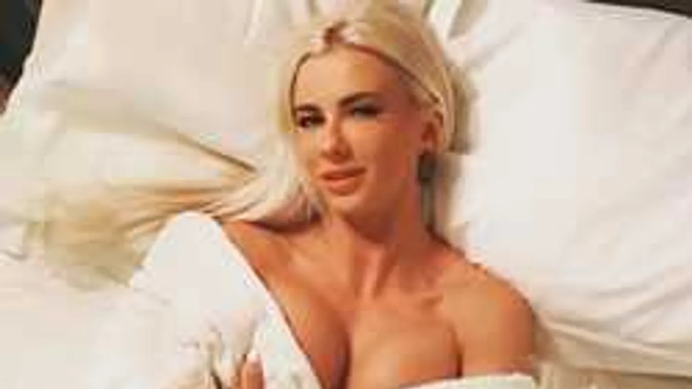 Meglesték a zuhanyzóban a magát simogató pucér modellt