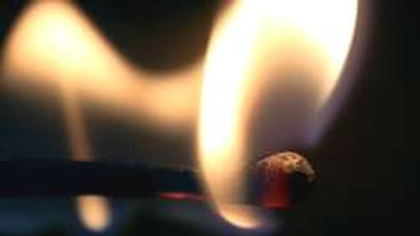 Autókat és kukákat gyújtogattak szilveszter éjjelén a Balatonon