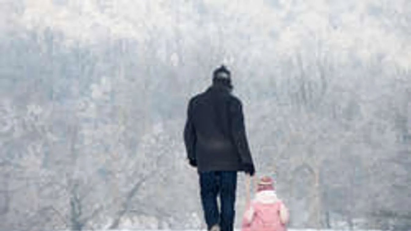 Szörnyű: a babakocsit toló, szánkózó család összes tagját elgázolták