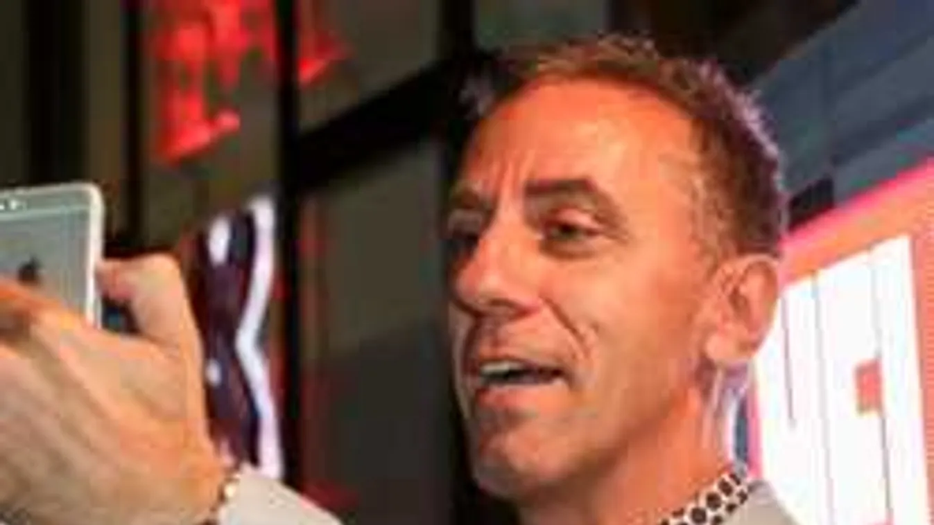 Hihetetlen, miben utaztatja kollégáit Csonka Pici