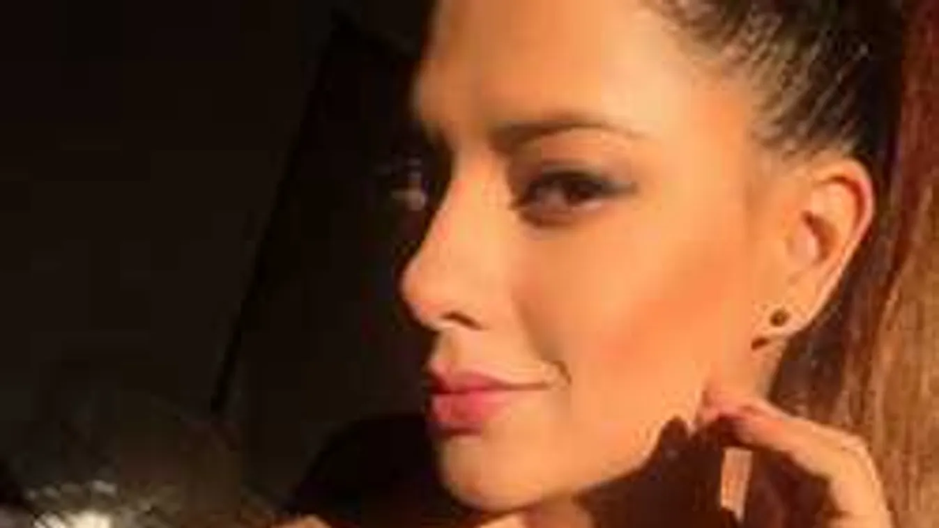 Majd szétszakad a tanga, annyira pucsít a modell