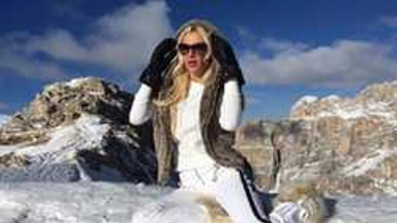 Dermesztő póz után lekapta a melltartót a szexbomba